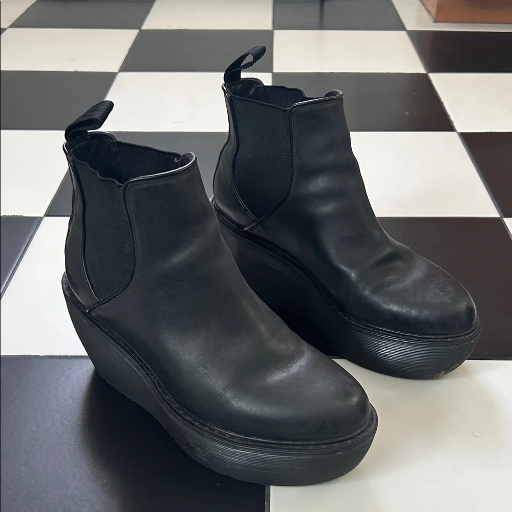 Rare Dr. Martens Black Platform “Aerial Chelsea Boots” size 9